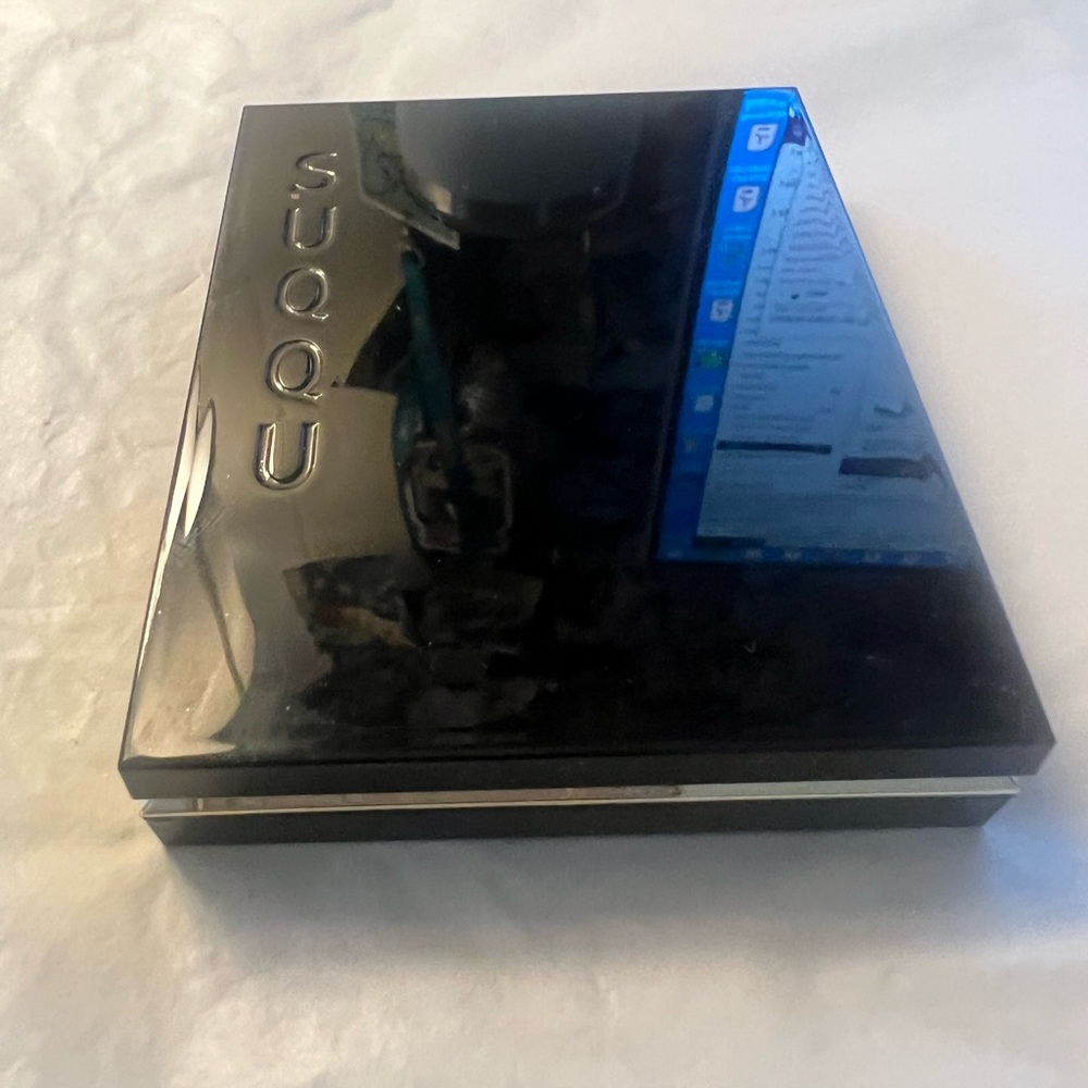 SUQQU
Signature Color Eyes #105 limited-edition eyeshadow palette.